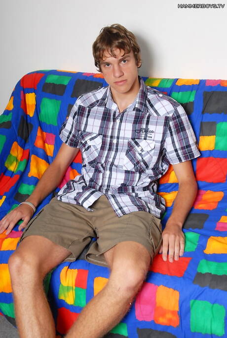 Hübscher Junge Palo Novak posiert nackt