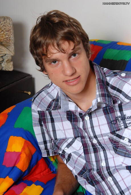 Le beau garçon Palo Novak pose nu