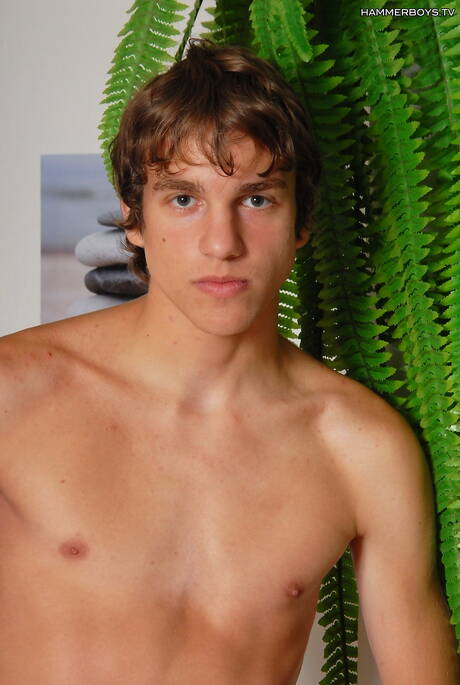 Hübscher Junge Palo Novak posiert nackt