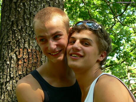 ホットなトゥインクのパロ・ホラクと美しい少年ペパ・ジラクが屋外で良いオーラルセックスをする