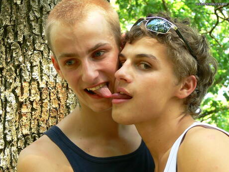 ホットなトゥインクのパロ・ホラクと美しい少年ペパ・ジラクが屋外で良いオーラルセックスをする