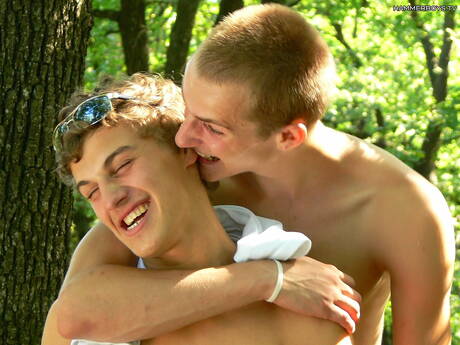 ホットなトゥインクのパロ・ホラクと美しい少年ペパ・ジラクが屋外で良いオーラルセックスをする