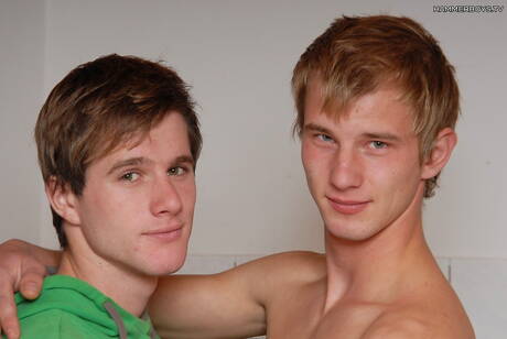 小男孩 Jano Kahl 和小男孩 Palmer Lewis 鑽屁股