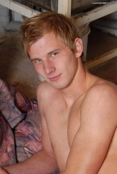 小男孩 Jano Kahl 和小男孩 Palmer Lewis 鑽屁股