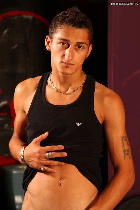 Cudowny chłopak Enrico Cunadi i zmysłowy chłopak Rado Nagy ruchają się w tyłek po ssaniu kutasa