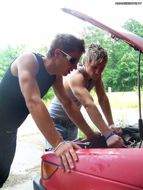 Der harte Kerl Nathan Eclaire und der Hengst Tommy Michaelo haben heißen Sex im Freien