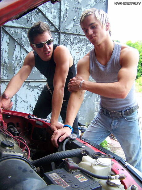 Der harte Kerl Nathan Eclaire und der Hengst Tommy Michaelo haben heißen Sex im Freien