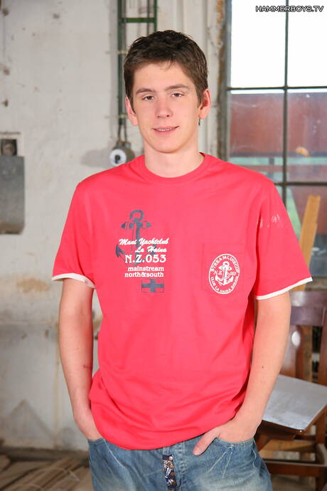 Młody chłopak Dave Alis i gorący młodzieniec Tommy Sem uprawiają dobry seks oralny