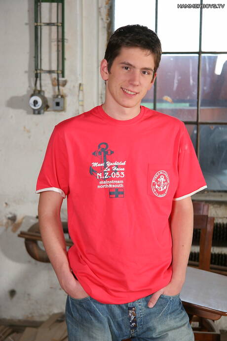 Młody chłopak Dave Alis i gorący młodzieniec Tommy Sem uprawiają dobry seks oralny