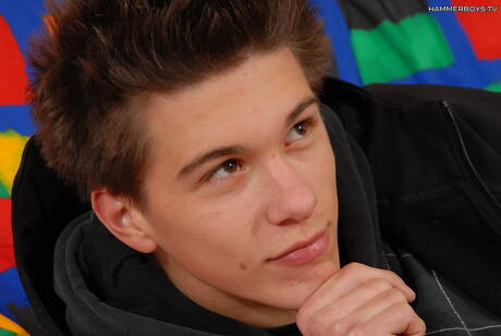 Il twink Pete Smith si spoglia e mostra un bel sedere