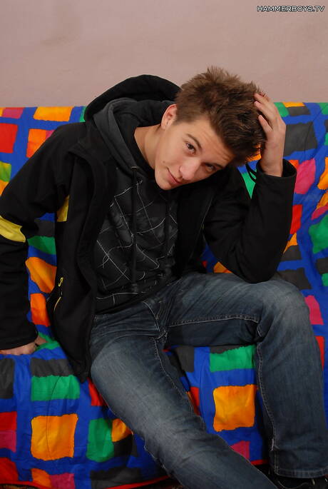 Il twink Pete Smith si spoglia e mostra un bel sedere