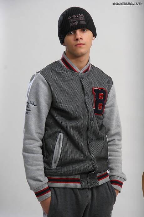 Der junge Latino-Typ Pepe Toscani posiert nackt