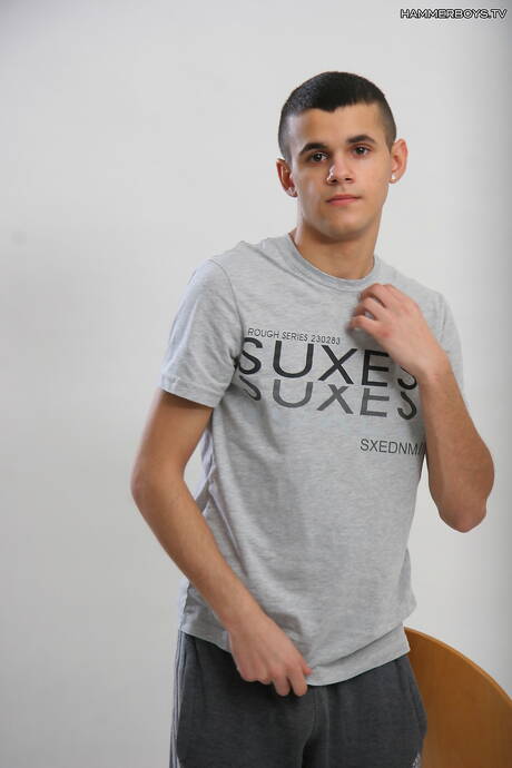 Der junge Latino-Typ Pepe Toscani posiert nackt