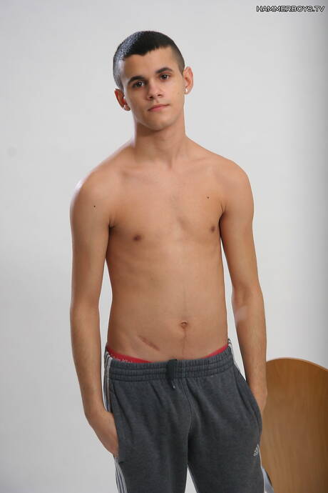 Der junge Latino-Typ Pepe Toscani posiert nackt