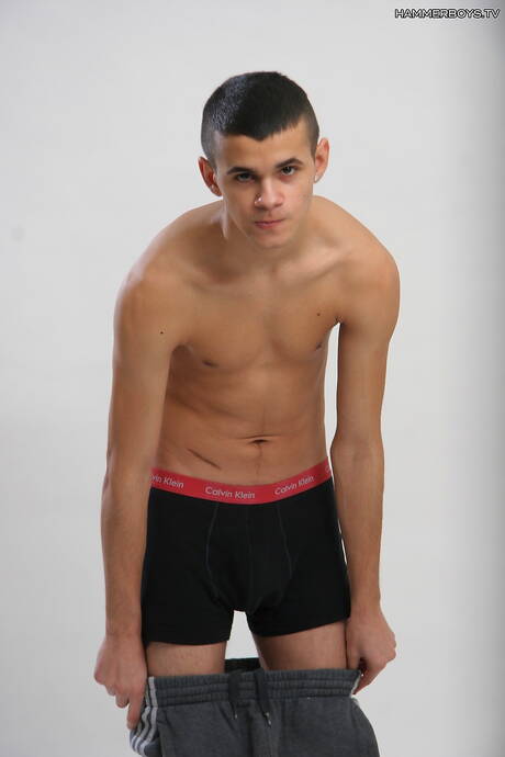 Der junge Latino-Typ Pepe Toscani posiert nackt