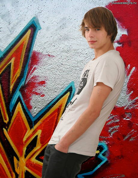 Der junge Ricco Luna neckt seinen Schwanz