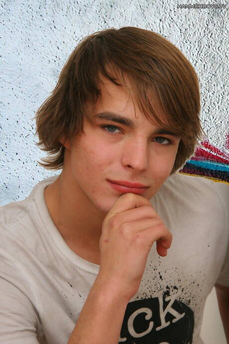 Der junge Ricco Luna neckt seinen Schwanz