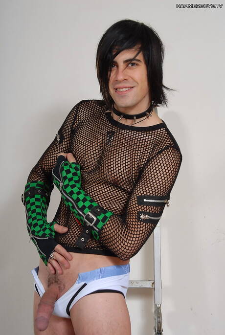 Il duro Robo Taruti posa nudo e mostra il suo sedere stretto