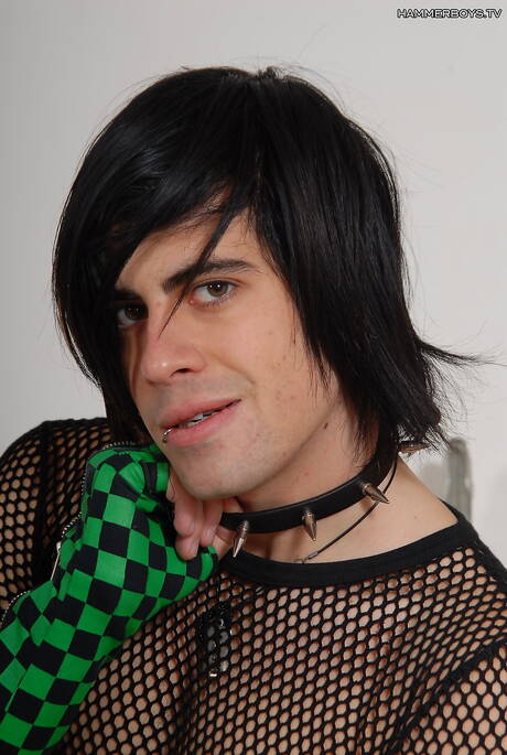 Il duro Robo Taruti posa nudo e mostra il suo sedere stretto