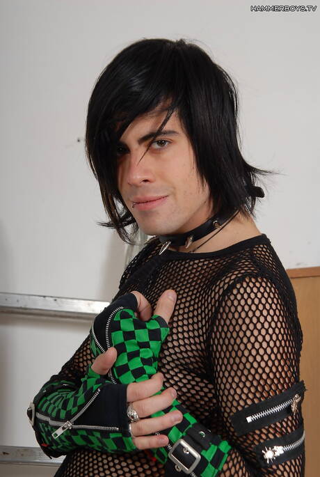 Il duro Robo Taruti posa nudo e mostra il suo sedere stretto