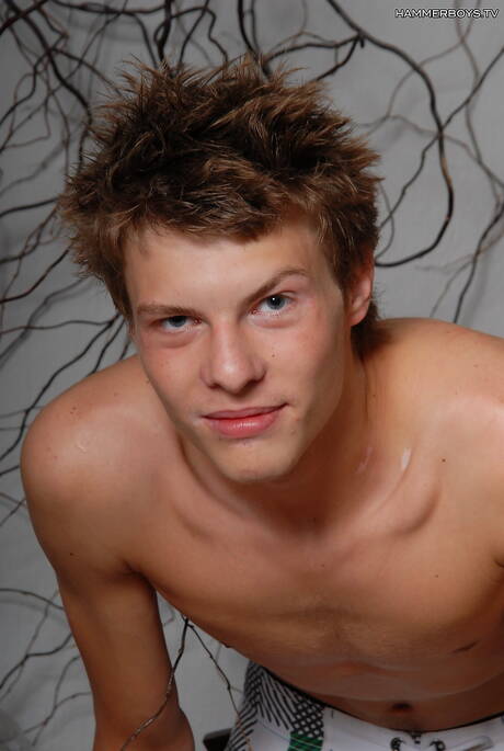 Il giovane Jeremy Morato si spoglia e mostra il suo sedere sodo