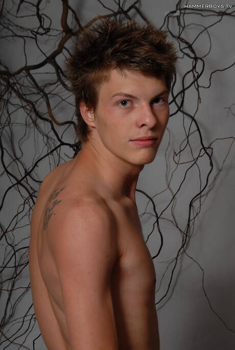 Il giovane Jeremy Morato si spoglia e mostra il suo sedere sodo