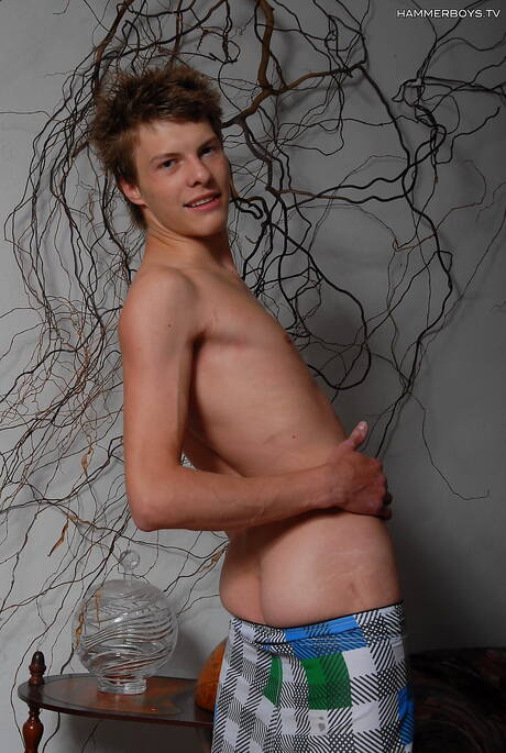 Il giovane Jeremy Morato si spoglia e mostra il suo sedere sodo