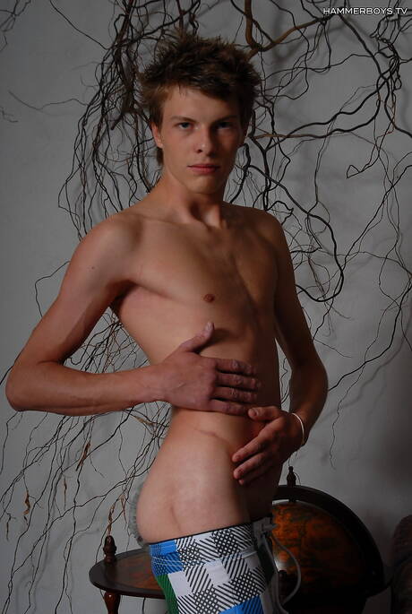 Il giovane Jeremy Morato si spoglia e mostra il suo sedere sodo