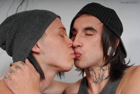 El guapo Janko Sula y el joven Jeremy Nagy en una escena homosexual candente