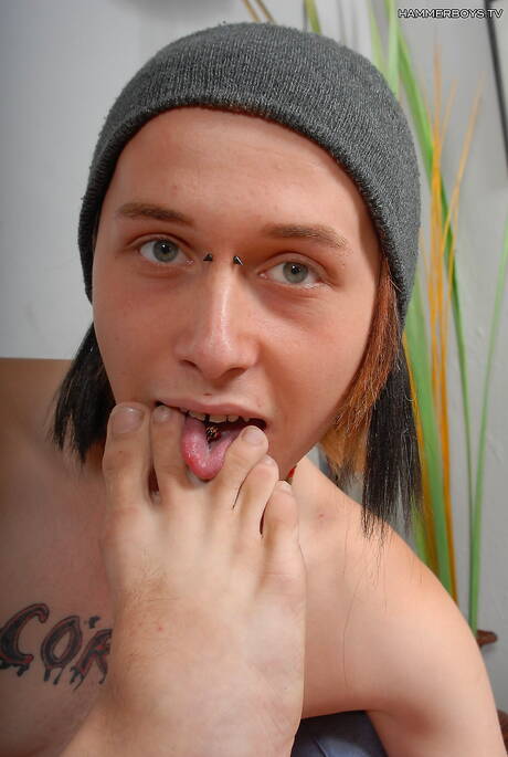 El guapo Janko Sula y el joven Jeremy Nagy en una escena homosexual candente