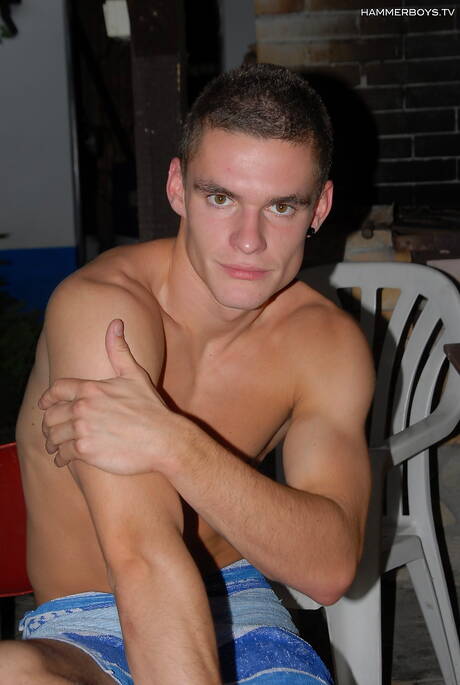 Byk Denis Farina masturbuje się na zewnątrz