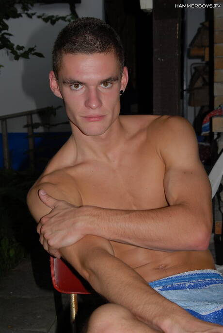 Byk Denis Farina masturbuje się na zewnątrz