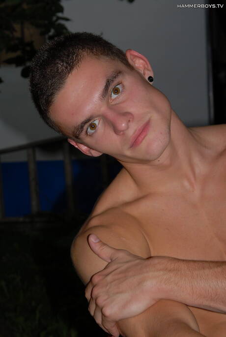 Byk Denis Farina masturbuje się na zewnątrz