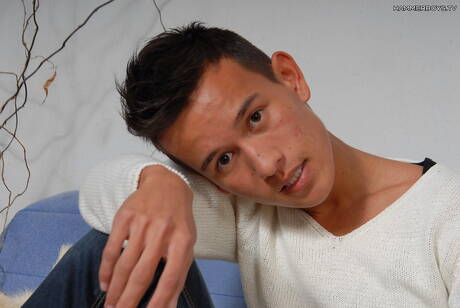 Der hübsche Latino-Junge Ricardo Luna posiert nackt