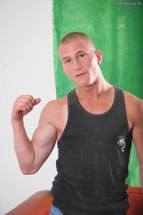 El fuerte Denis muestra un cuerpo perfecto