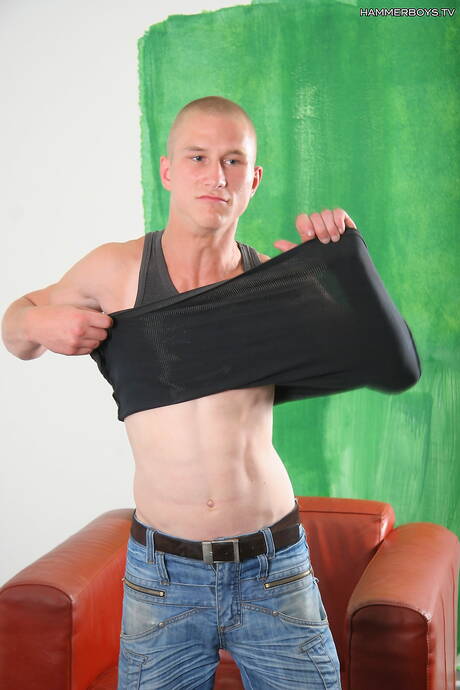 El fuerte Denis muestra un cuerpo perfecto