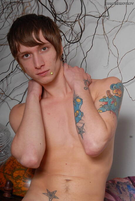 Le jeune mec Rico Gonzales baise le cul après avoir sucé une bite