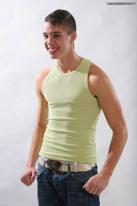 Superhengst Tom Smith wichst seinen Schwanz