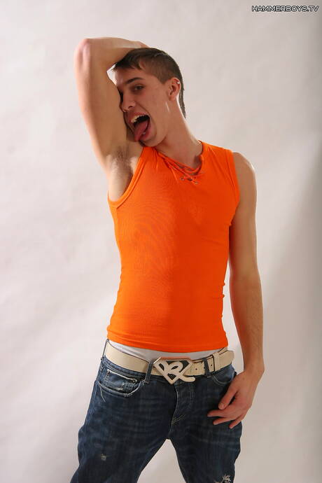 Superhengst Tom Smith wichst seinen Schwanz