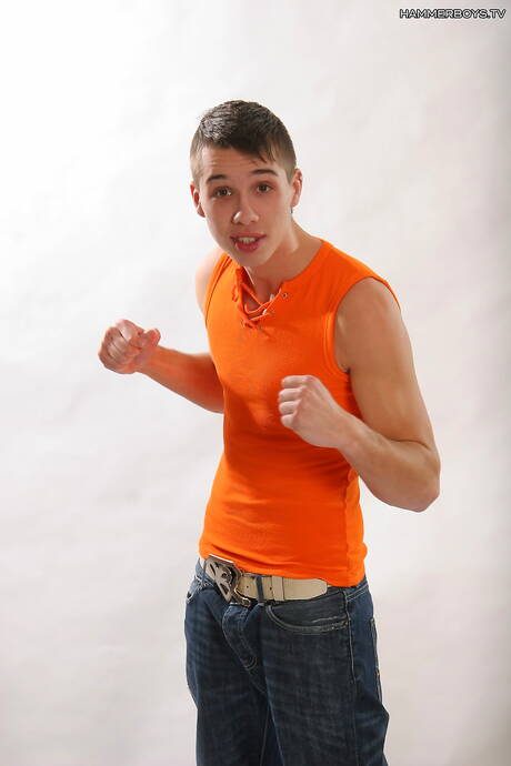 Superhengst Tom Smith wichst seinen Schwanz