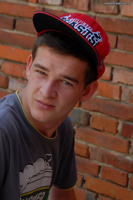 年輕的帕爾默·劉易斯和小男孩托馬斯·格雷剛剛拳交