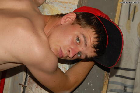 年輕的帕爾默·劉易斯和小男孩托馬斯·格雷剛剛拳交