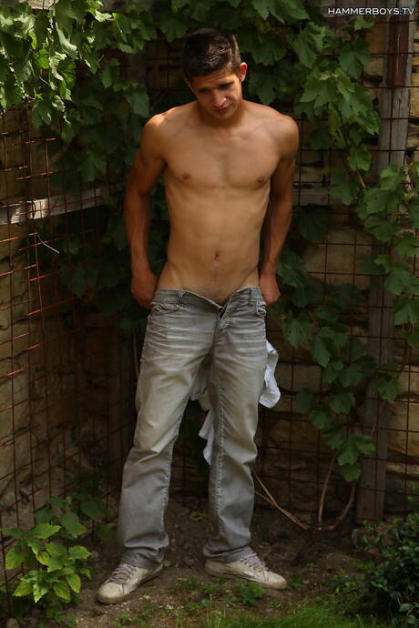 マッチョのマリオ・カックスとイケメンのスティーブ・ヨハンソンがプールで愛し合う