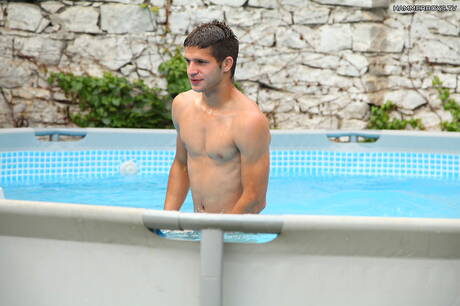 マッチョのマリオ・カックスとイケメンのスティーブ・ヨハンソンがプールで愛し合う