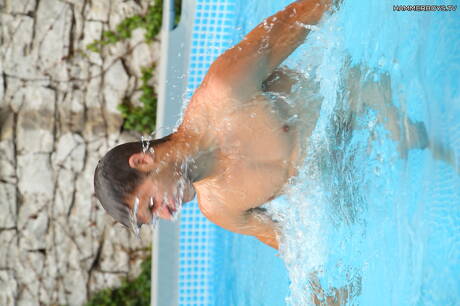 マッチョのマリオ・カックスとイケメンのスティーブ・ヨハンソンがプールで愛し合う