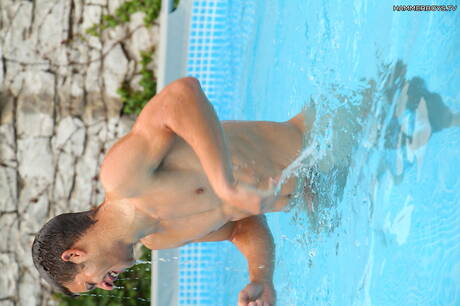 マッチョのマリオ・カックスとイケメンのスティーブ・ヨハンソンがプールで愛し合う