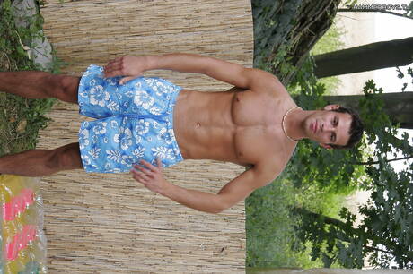 Der muskulöse Dimi und der Muskelprotz Kamil lutschen und vögeln sich gegenseitig im Freien