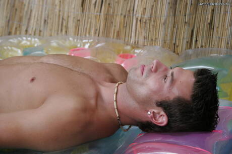 Der muskulöse Dimi und der Muskelprotz Kamil lutschen und vögeln sich gegenseitig im Freien