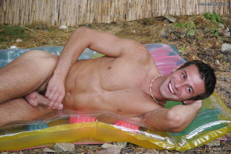 Der muskulöse Dimi und der Muskelprotz Kamil lutschen und vögeln sich gegenseitig im Freien