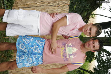 Der muskulöse Dimi und der Muskelprotz Kamil lutschen und vögeln sich gegenseitig im Freien